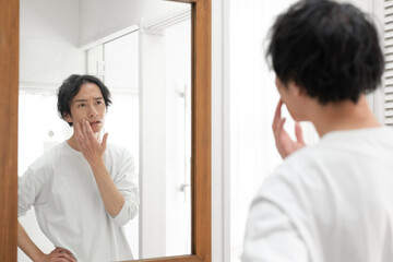 鏡を見るミドル男性