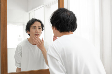 鏡を見るミドル男性