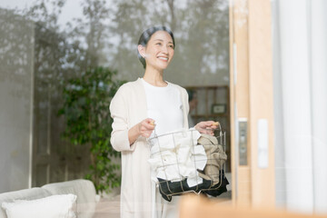 洗濯物を持つ女性