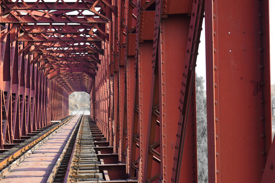 steel railway bridge, Barrage is a barrage on the Indus River between Jamshoro and Hyderabad in the Sindh province of Pakistan. The barrage was completed in 1955. haro