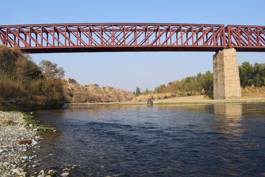 steel railway bridge, Barrage is a barrage on the Indus River between Jamshoro and Hyderabad in the Sindh province of Pakistan. The barrage was completed in 1955. haro