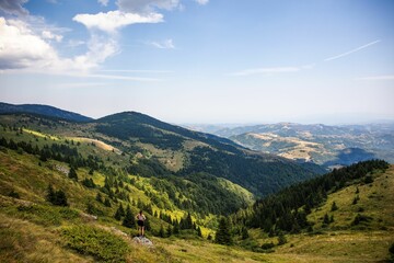 Naklejka premium Scenic mountain landscape with hiker