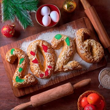 N&uacute;mero 2026 formado por bollos o rosc&oacute;n de reyes, dulce t&iacute;pico del 6 de enero en Espa&ntilde;a
