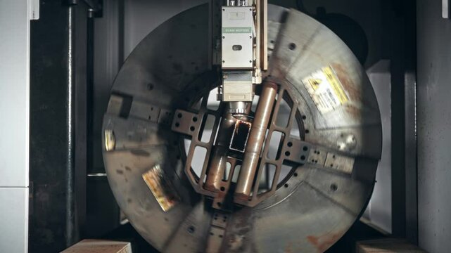 Laser cutting machine for metal. The coordinate machine cuts a rectangular pipe at the enterprise. The complex section is obtained thanks to CNC.