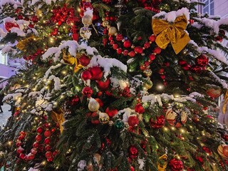A photo of the decor on the Christmas tree