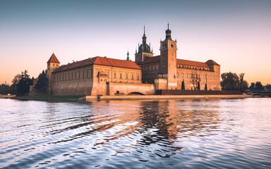 Obraz premium Krakow's Wawel Castle, Poland Majestic castle reflected in calm river at sunset. (2)