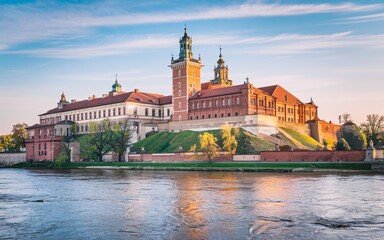 Naklejka premium Krakow's Wawel Castle, Poland Majestic Wawel Castle at sunset, overlooking the Vistula River.