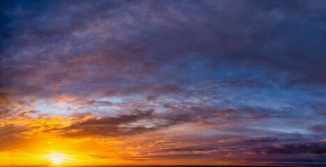 Fototapeta premium A vibrant sunrise sky with orange and pink colors as a background or texture