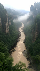 Obraz premium Misty Mountain River Landscape Photo