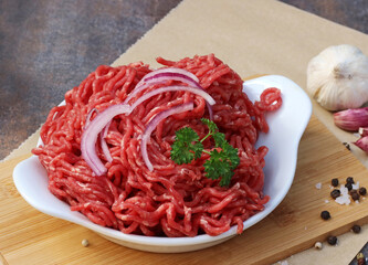 Frisches Hackfleisch in einer weißen Schüssel.