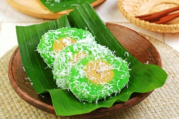 Kue Kacamata,also known as Mata Roda,is traditional Indonesian snack.Made of steamed cassava dough...
