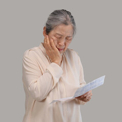 공과금 고지서내지는 의료비 영수증을 들고 있는 노인여성