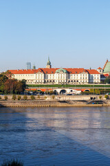 Obraz premium Warsaw Castle and old town at Vistula river portrait format in Warsaw, Poland