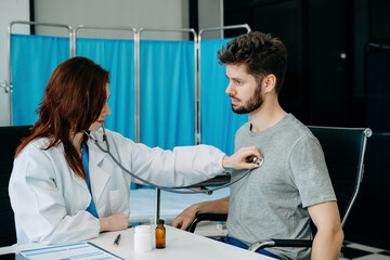 Obraz premium Doctor with stethoscope examining patient.