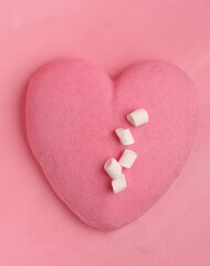 Obraz premium Heart cake on pink background