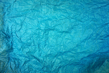 Plastikfolie blau türkis als zerknitterter Hintergrund