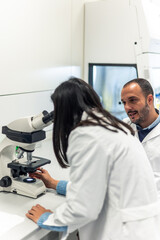 Obraz premium Scientists working together with microscope in laboratory