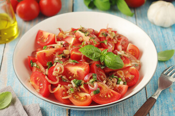A bowl with Romanian tomato salad de Rosii	