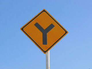 日本の交通標識前方にY字分岐あり