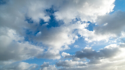 Fototapeta premium Himmel Blau mit Wolken grafisch Hintergrund
