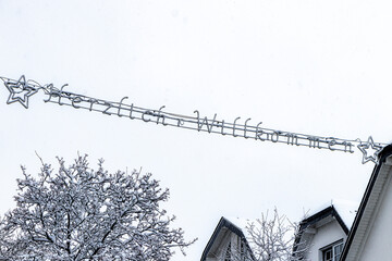 Willkommensschild im Schnee