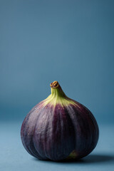 Obraz premium Ripe figs on a blue background. Minimalistic and appetizing image. Ideal for food photos, recipes and culinary blogs