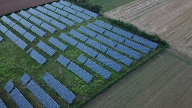 Campo di pannelli fotovoltaici,  provincia di Alessandria - Piemonte - Italia. Video dal drone 