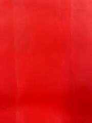 Fototapeta premium Rote Stoffbahn als Hintergrund mit Falten und Reflexion