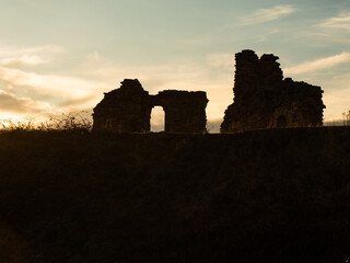 Obraz premium Sandal castle ruins silhouette in Yorkshire at sunset wide landscape 