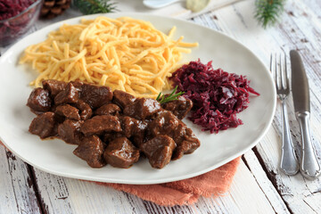Gulasch mit Spätzle und Rotkohl