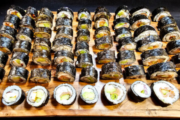 Verschiedene Varianten von Japanischen Sushi Rollen