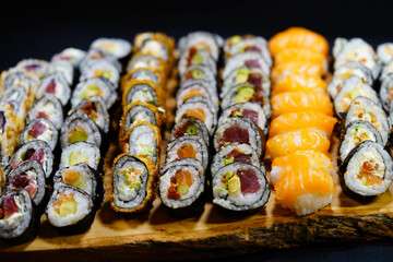Verschiedene Varianten von Japanischen Sushi Rollen