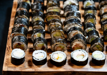 Verschiedene Varianten von Japanischen Sushi Rollen