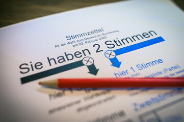 Stimmzettel zur Bundestagswahl mit rotem Stift zum ankreuzen