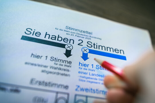 Stimmzettel zur Bundestagswahl und Hand die einen roten Stift h&auml;lt