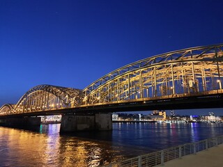 Die Hohenzollernbrücke in Köln über den Rhein