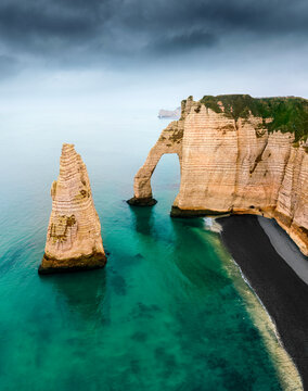 La Porte d'Aval et l'aiguille creuse de la falaise d'Etretat en Normandie