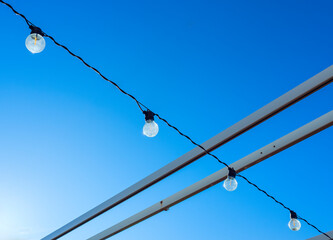 Bombillas colgadas de un cable en M&aacute;laga, Espa&ntilde;a