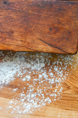 Mesa de corte con arina y espacio para escrivir.