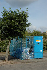 Naklejka premium Bac de récupération des bouteilles plastique, recyclage