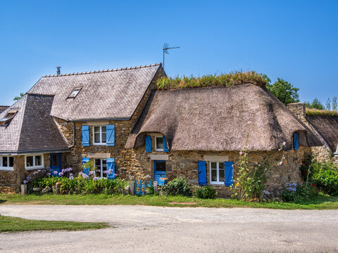 Breton Stone Cottage with Thatched Roof in Kercanic, France