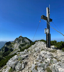 Fototapeta premium Gipfelkreuz der Soinwand mit dem Wendelstein im Hintergrund