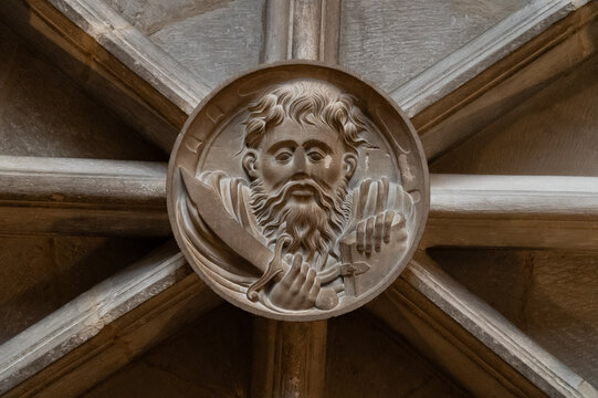 Logro&ntilde;o, medall&oacute;n o detalle en piedra de un hombre en la boveda de la iglesia romanica de san bartolome. La Rioja, espa&ntilde;a.