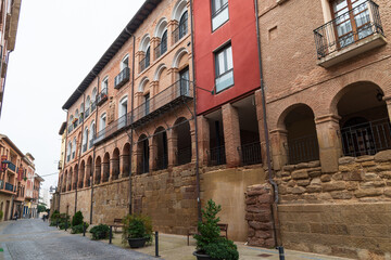 Navarrete, La Rioja, España, calle con arcos en el casco antiguo.