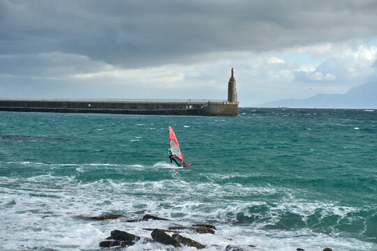 Pasarela que da acceso a la Punta de Tarifa, Cadiz, Andaluc&iacute;a (Espa&ntilde;a), el punto m&aacute;s al sur de la pen&iacute;nsula ib&eacute;rica, en un d&iacute;a de invierno con fuertes vientos y mar encrespado. 