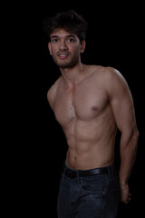 Fototapeta premium Junger muskulöser Mann aus Indien mit freiem Oberkörper