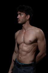 Fototapeta premium Junger muskulöser Mann aus Indien mit freiem Oberkörper