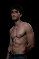 Fototapeta premium Junger muskulöser Mann aus Indien mit freiem Oberkörper