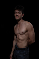 Fototapeta premium Junger muskulöser Mann aus Indien mit freiem Oberkörper