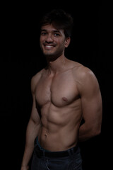 Fototapeta premium Junger muskulöser Mann aus Indien mit freiem Oberkörper